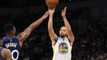  库里三分绝杀雷霆迎五连胜  