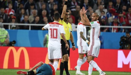  罗马德比战火药味十足，双方球员激烈拼抢难分伯仲